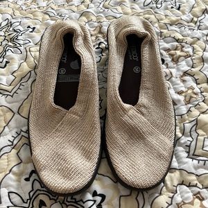 NEW! ARCOPEDICO tan fabric slip on shoe 38/7